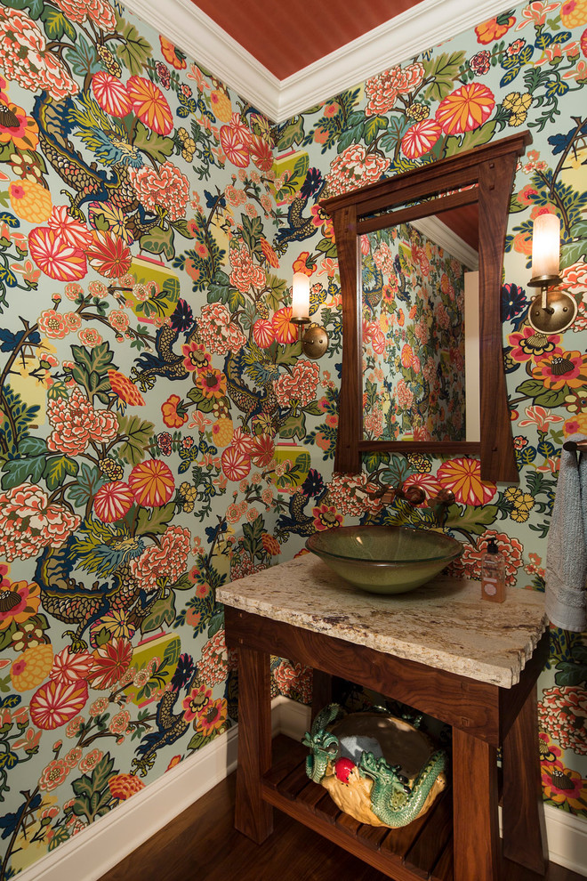 Cette photo montre un WC et toilettes asiatique en bois foncé avec un placard en trompe-l'oeil, un mur multicolore, parquet foncé, une vasque et un sol marron.