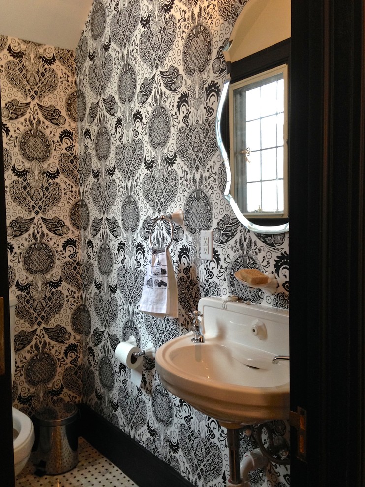 インディアナポリスにあるトラディショナルスタイルのおしゃれなトイレ・洗面所の写真