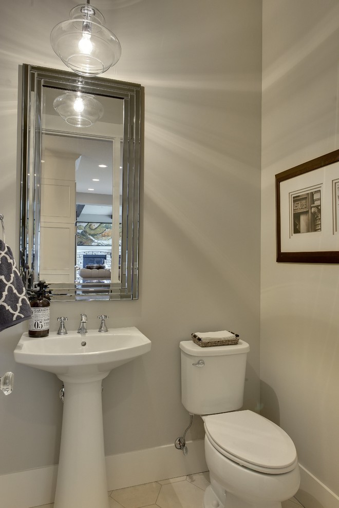 Inspiration för stora klassiska toaletter, med en toalettstol med hel cisternkåpa, beige väggar, klinkergolv i porslin, ett undermonterad handfat och granitbänkskiva
