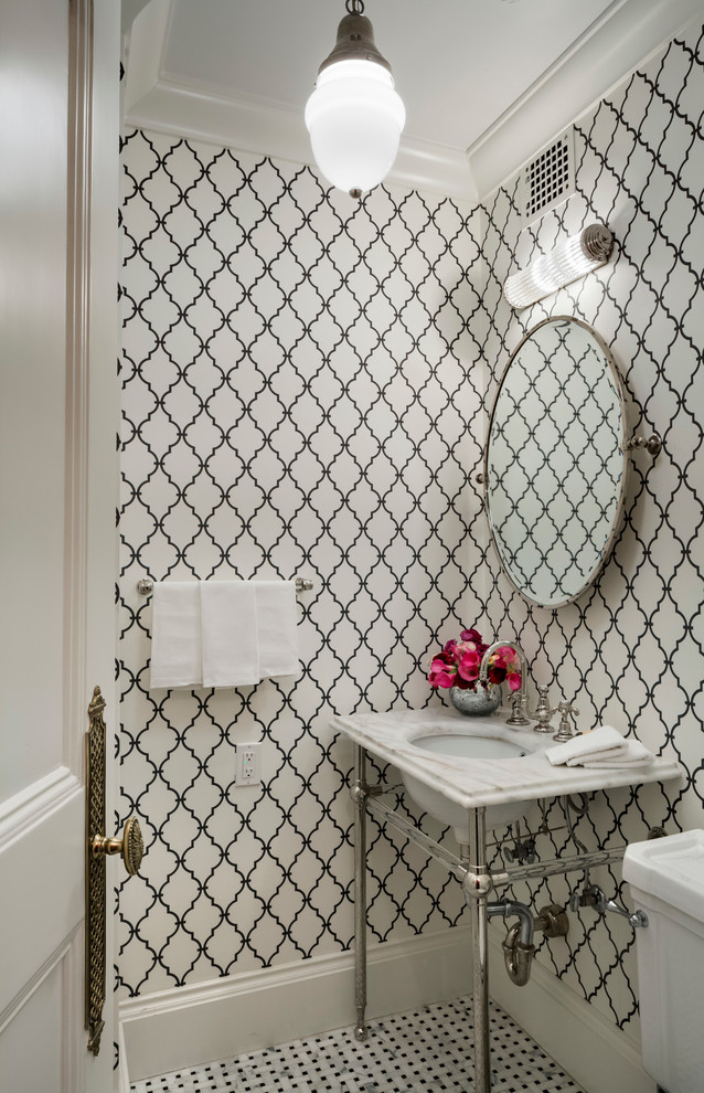 Kleine Klassische Gästetoilette mit Waschtischkonsole, Marmor-Waschbecken/Waschtisch, bunten Wänden, Mosaik-Bodenfliesen und weißer Waschtischplatte in New York