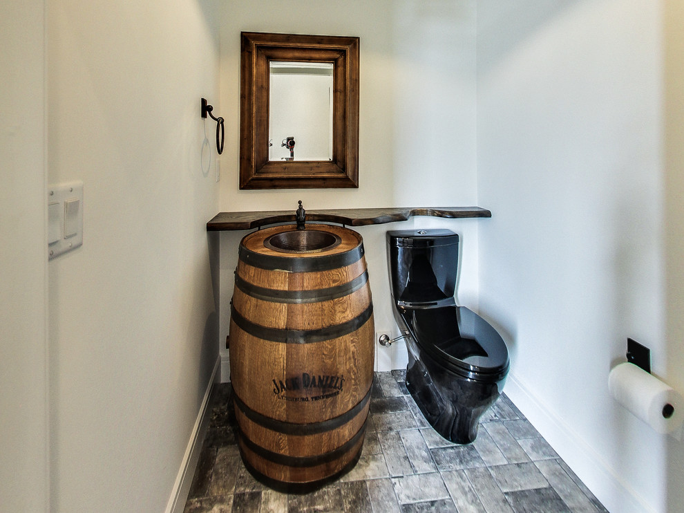 Foto di un bagno di servizio stile americano di medie dimensioni con WC monopezzo, pareti bianche, pavimento con piastrelle in ceramica e lavabo da incasso