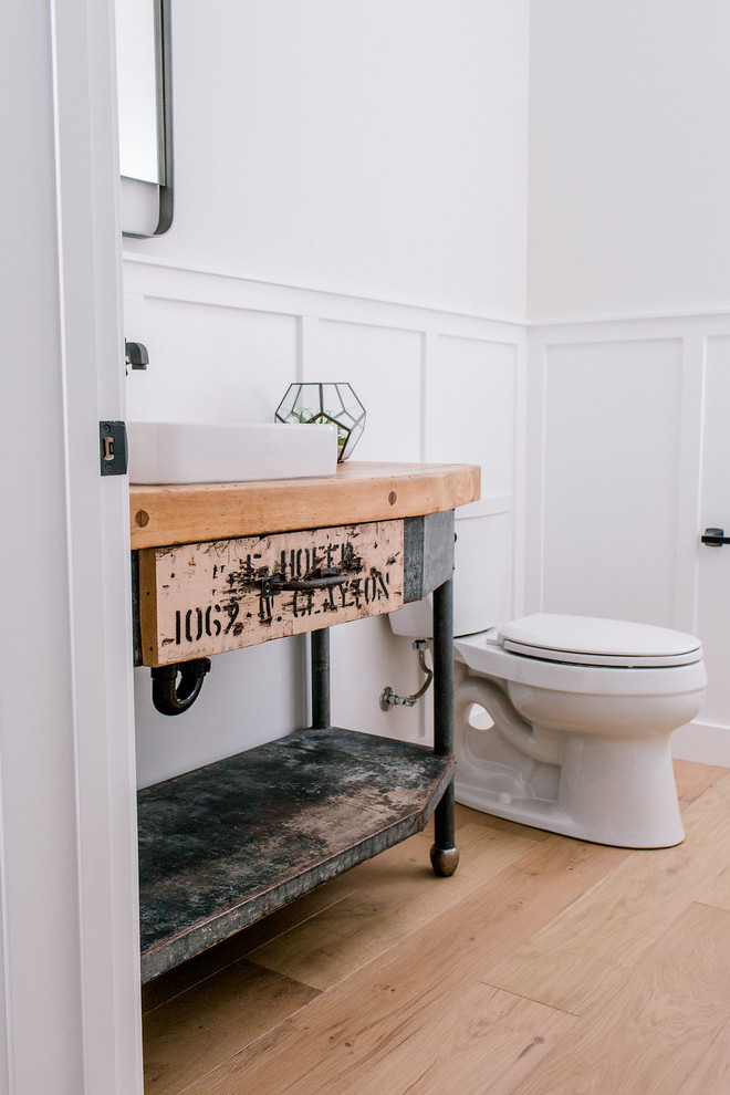 Inspiration pour un WC et toilettes rustique avec WC séparés, un mur gris, parquet clair, une vasque, un plan de toilette en bois et un plan de toilette marron.