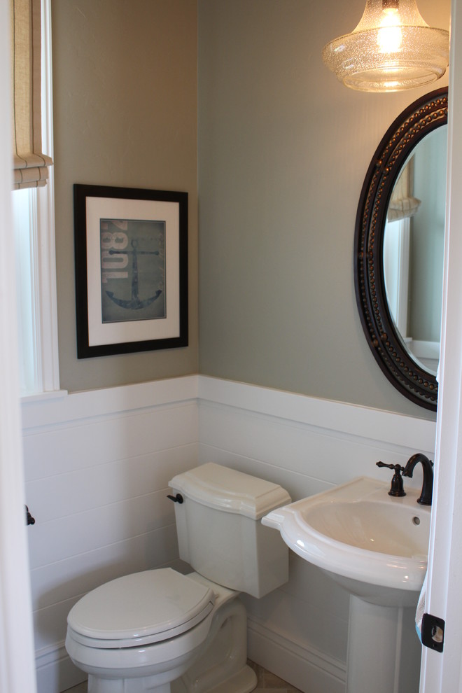 Источник вдохновения для домашнего уюта: туалет среднего размера в стиле неоклассика (современная классика) с коричневой плиткой, керамической плиткой, зелеными стенами, полом из керамической плитки и раковиной с пьедесталом