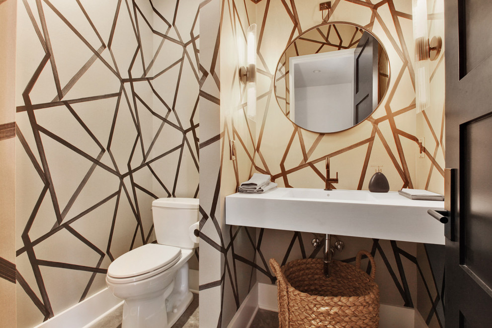 カンザスシティにあるコンテンポラリースタイルのおしゃれなトイレ・洗面所 (オープンシェルフ、分離型トイレ、マルチカラーの壁、一体型シンク、白い洗面カウンター) の写真