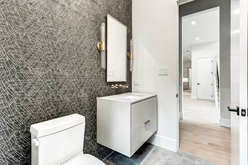 Ispirazione per un bagno di servizio design di medie dimensioni con ante lisce, ante bianche, WC monopezzo, pareti bianche, lavabo sottopiano, pavimento grigio e top bianco