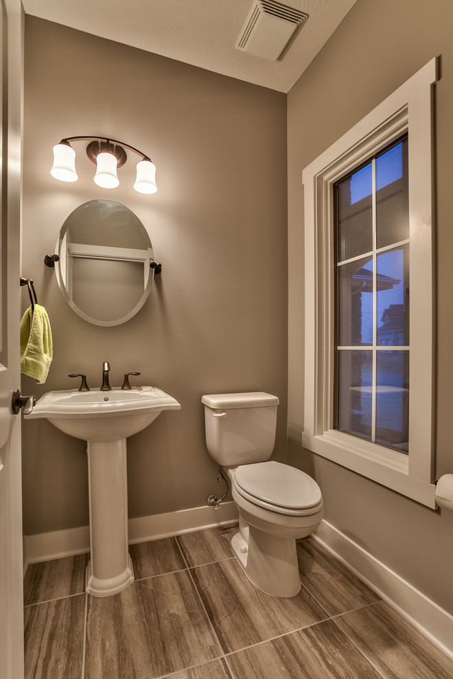 Стильный дизайн: большой туалет в средиземноморском стиле с раковиной с пьедесталом, серой плиткой, серыми стенами и полом из керамической плитки - последний тренд