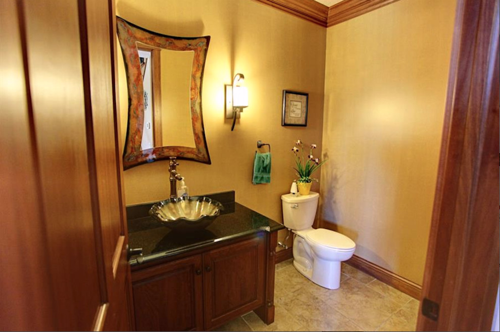 Kleine Klassische Gästetoilette mit dunklen Holzschränken, beiger Wandfarbe, Onyx-Waschbecken/Waschtisch und profilierten Schrankfronten in Sonstige