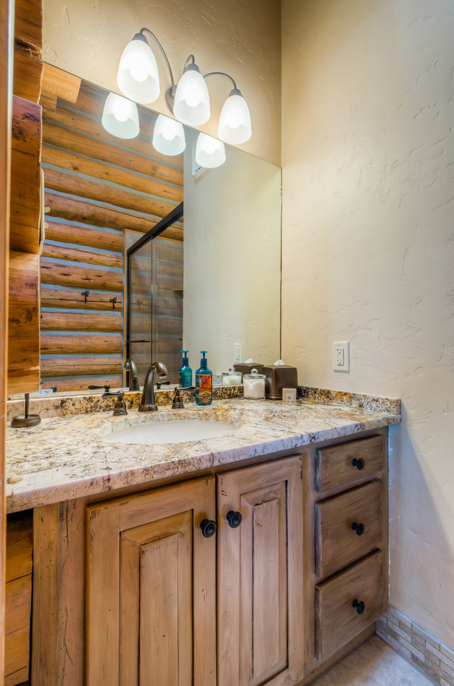 Mittelgroße Rustikale Gästetoilette mit Unterbauwaschbecken, Lamellenschränken, hellbraunen Holzschränken, Granit-Waschbecken/Waschtisch und beiger Wandfarbe in Denver