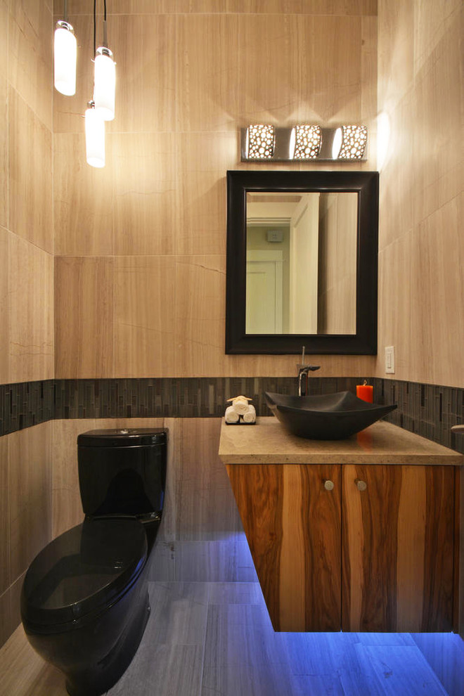 На фото: туалет в современном стиле с настольной раковиной, плоскими фасадами, фасадами цвета дерева среднего тона, плиткой мозаикой и бежевой плиткой