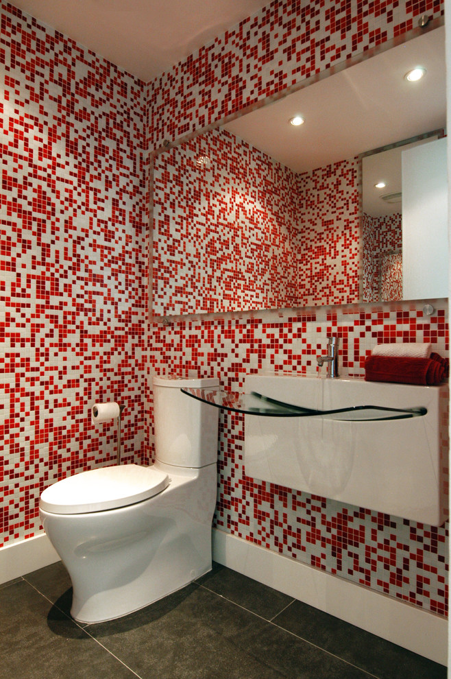 マイアミにあるコンテンポラリースタイルのおしゃれなトイレ・洗面所 (壁付け型シンク、赤いタイル、白いタイル、赤い壁、モザイクタイル) の写真