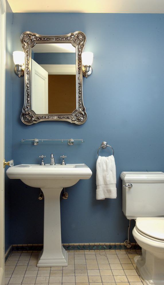 Foto di un piccolo bagno di servizio tradizionale con WC a due pezzi, pareti blu, lavabo a colonna e pavimento beige