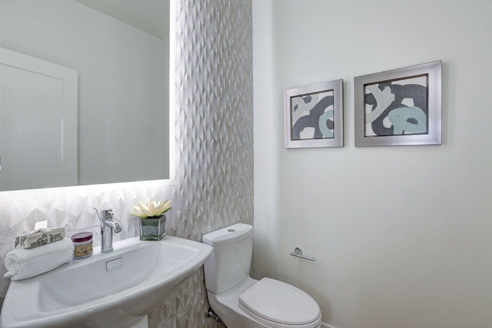 Foto di un bagno di servizio contemporaneo di medie dimensioni con WC monopezzo, piastrelle bianche, pareti grigie e top bianco