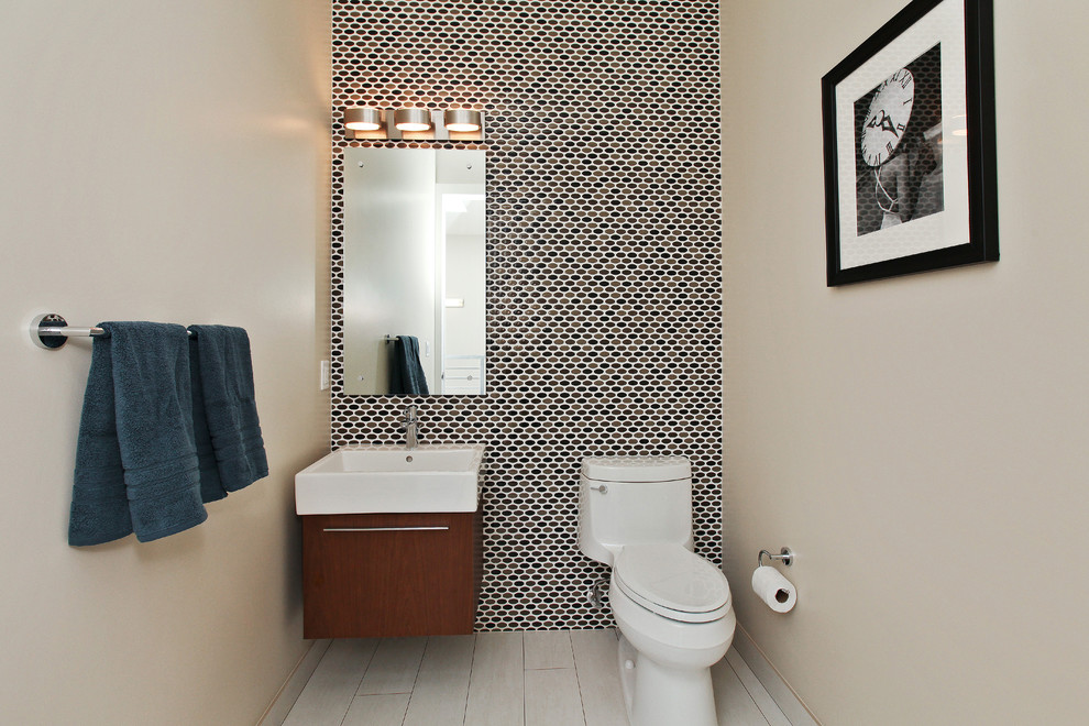 Moderne Gästetoilette mit flächenbündigen Schrankfronten, dunklen Holzschränken, Mosaikfliesen und Wandwaschbecken in San Francisco