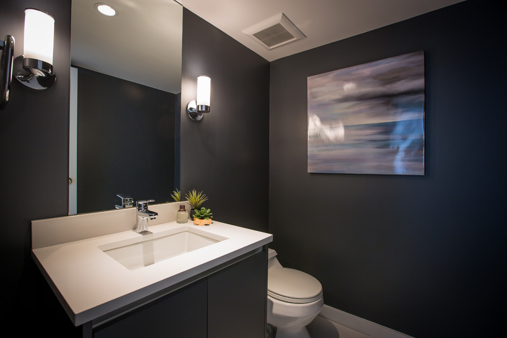 Kleine Moderne Gästetoilette mit flächenbündigen Schrankfronten, Toilette mit Aufsatzspülkasten, Porzellan-Bodenfliesen, Unterbauwaschbecken, Quarzwerkstein-Waschtisch, schwarzer Wandfarbe und schwarzen Schränken in Vancouver