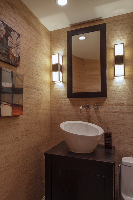Exempel på ett mellanstort asiatiskt toalett, med ett fristående handfat, möbel-liknande, skåp i mörkt trä, träbänkskiva, en toalettstol med hel cisternkåpa och beige väggar