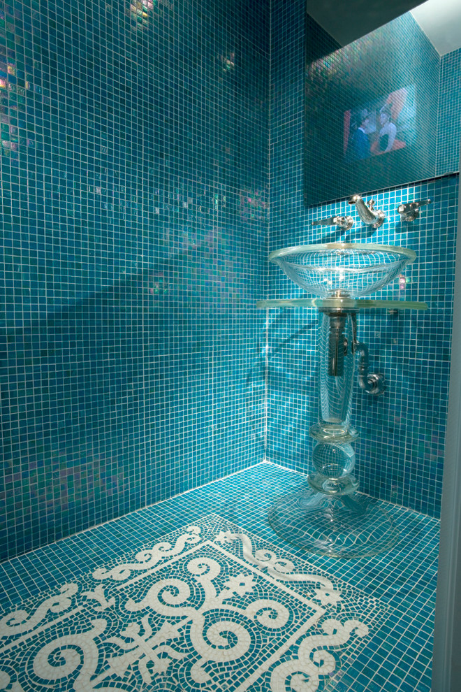 Idées déco pour un WC et toilettes bord de mer avec une vasque, un plan de toilette en verre, un carrelage bleu, mosaïque et un sol en carrelage de terre cuite.