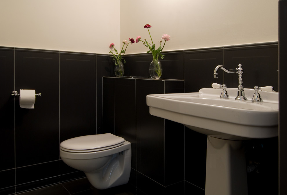 Exempel på ett modernt toalett, med ett piedestal handfat och en vägghängd toalettstol