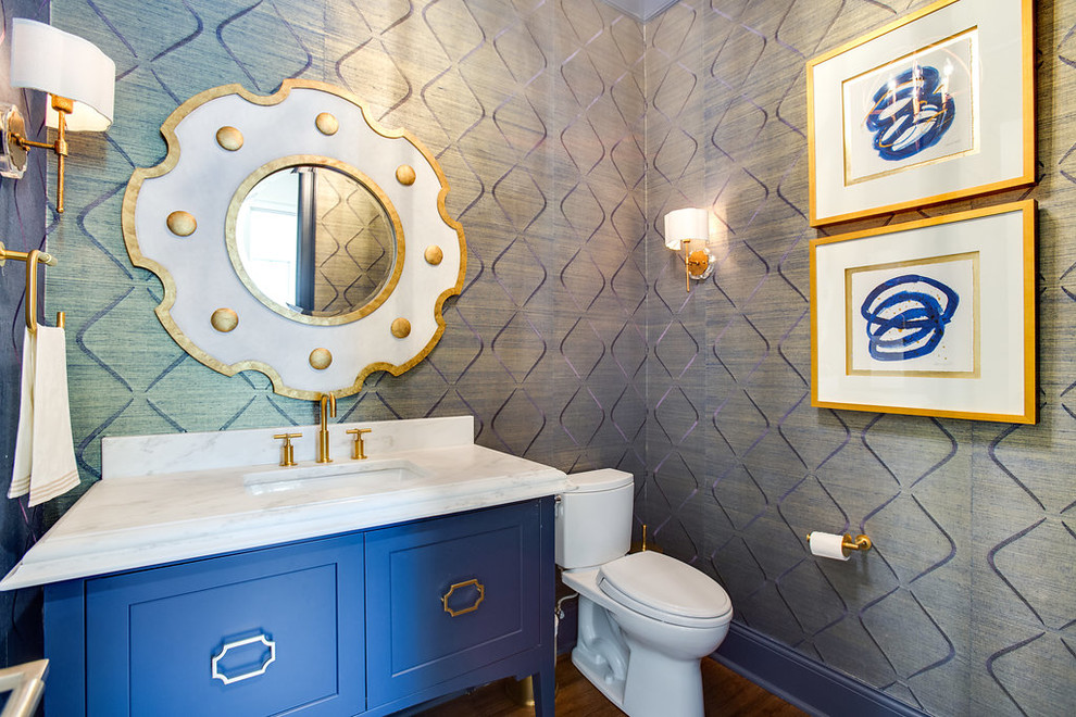 Kleine Klassische Gästetoilette mit verzierten Schränken, blauen Schränken, Wandtoilette mit Spülkasten, blauer Wandfarbe, dunklem Holzboden, Unterbauwaschbecken, Marmor-Waschbecken/Waschtisch, braunem Boden und weißer Waschtischplatte in Birmingham