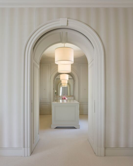 Geräumige Klassische Gästetoilette mit flächenbündigen Schrankfronten, weißen Schränken, weißen Fliesen, weißer Wandfarbe, Quarzwerkstein-Waschtisch und weißem Boden