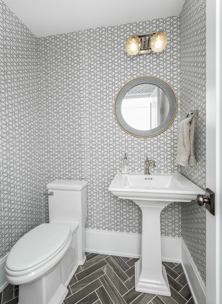Ejemplo de aseo contemporáneo de tamaño medio con sanitario de una pieza, paredes multicolor, suelo de baldosas de porcelana, lavabo con pedestal y suelo gris