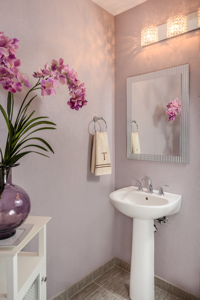 Kleine Moderne Gästetoilette mit Wandtoilette mit Spülkasten, grauen Fliesen, Porzellanfliesen, lila Wandfarbe, Keramikboden und Sockelwaschbecken in San Francisco