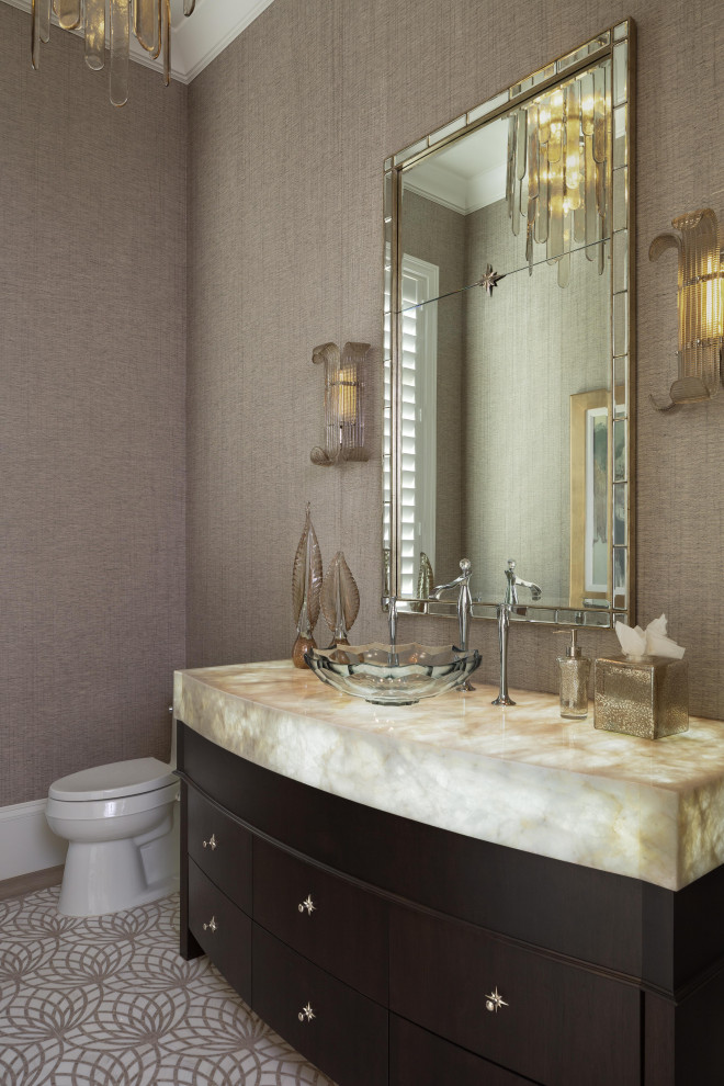 Bild på ett mellanstort medelhavsstil flerfärgad flerfärgat toalett, med bruna skåp, bruna väggar, klinkergolv i keramik, ett fristående handfat, bänkskiva i onyx, flerfärgat golv och möbel-liknande