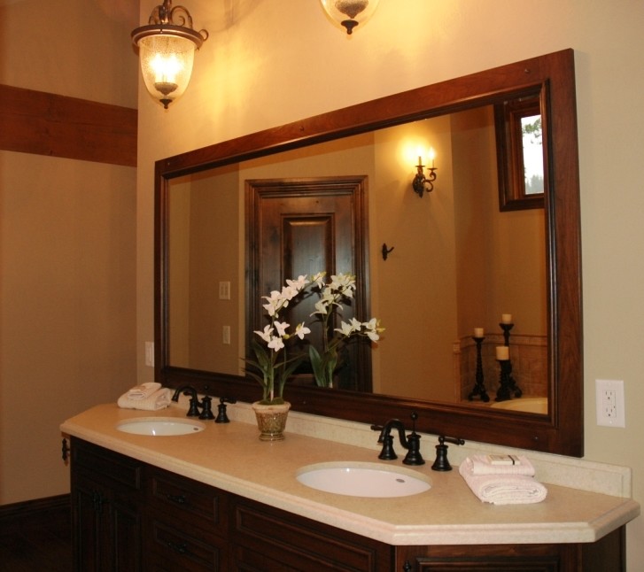 Пример оригинального дизайна: большой туалет в классическом стиле с врезной раковиной, темными деревянными фасадами, столешницей из искусственного кварца, бежевыми стенами и темным паркетным полом