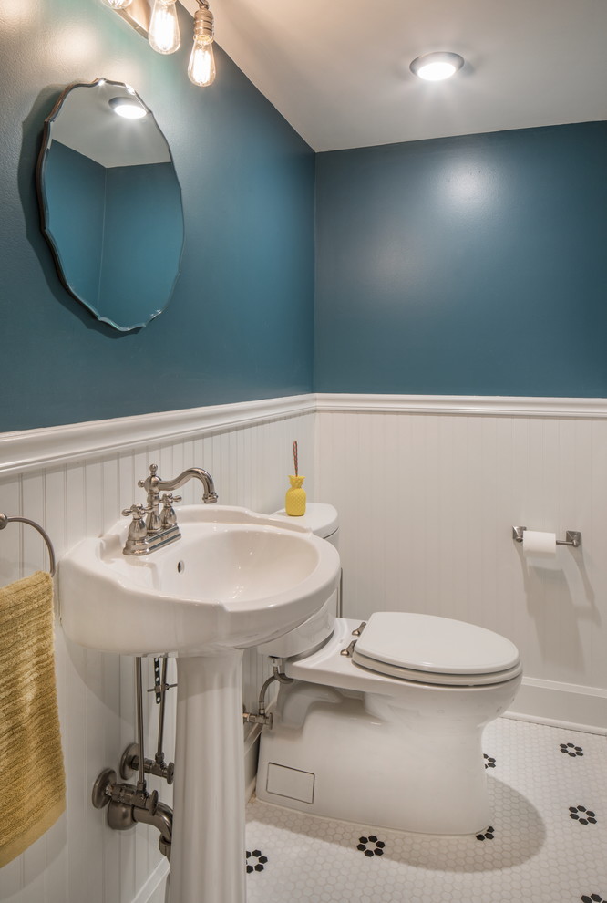 Immagine di un piccolo bagno di servizio classico con pareti blu, pavimento con piastrelle in ceramica, lavabo a colonna e pavimento bianco