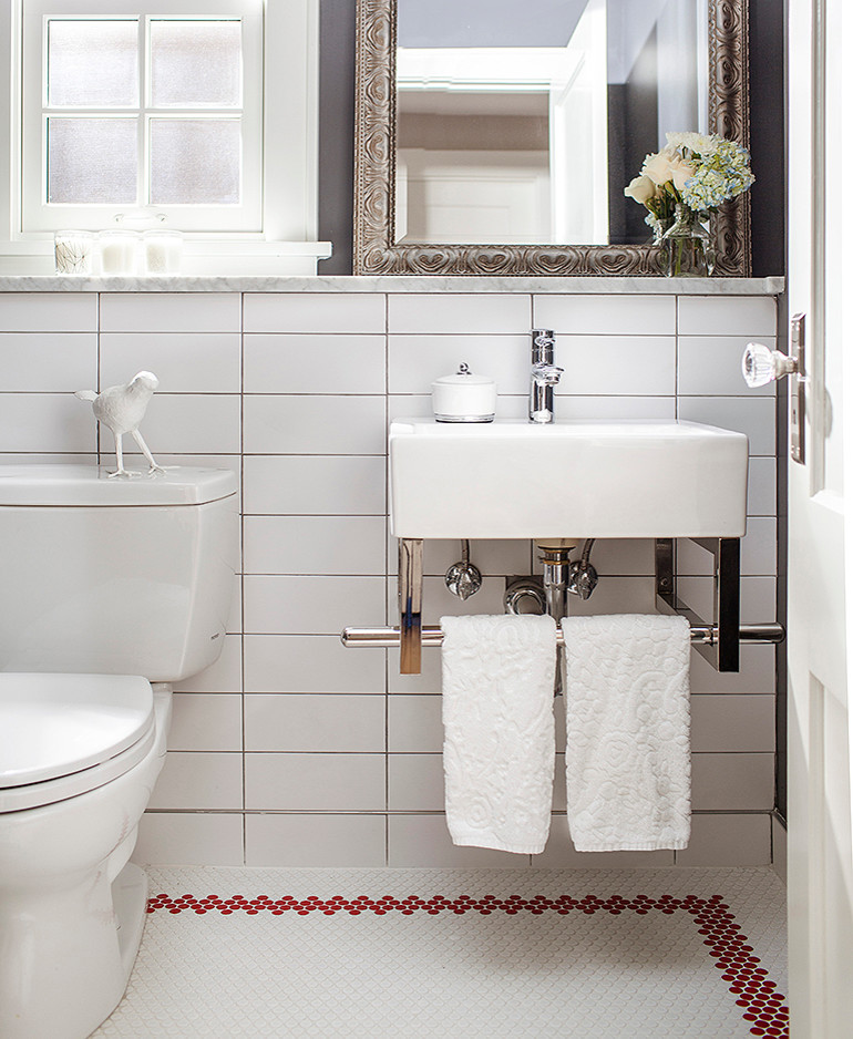 ミネアポリスにある高級な小さなトランジショナルスタイルのおしゃれなトイレ・洗面所 (壁付け型シンク、分離型トイレ、白いタイル、サブウェイタイル、グレーの壁、セラミックタイルの床) の写真