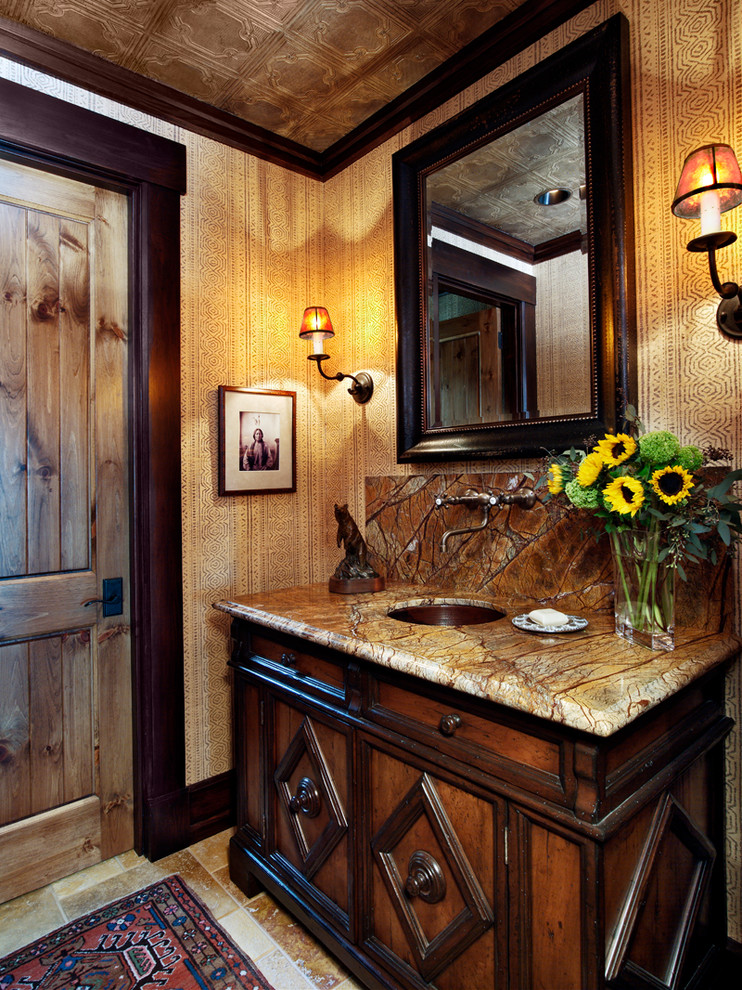 Urige Gästetoilette mit Unterbauwaschbecken, Schrankfronten mit vertiefter Füllung, dunklen Holzschränken, beigen Fliesen und bunter Waschtischplatte in Denver