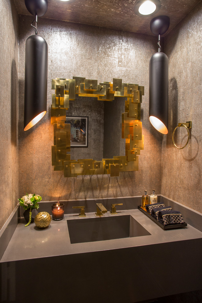 Kleine Moderne Gästetoilette mit brauner Wandfarbe, integriertem Waschbecken, Mineralwerkstoff-Waschtisch und grauer Waschtischplatte in Los Angeles