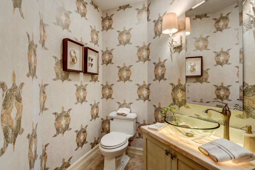 Immagine di un piccolo bagno di servizio tradizionale con ante con riquadro incassato, ante in legno chiaro, WC monopezzo, pavimento in gres porcellanato, lavabo a bacinella e top in onice