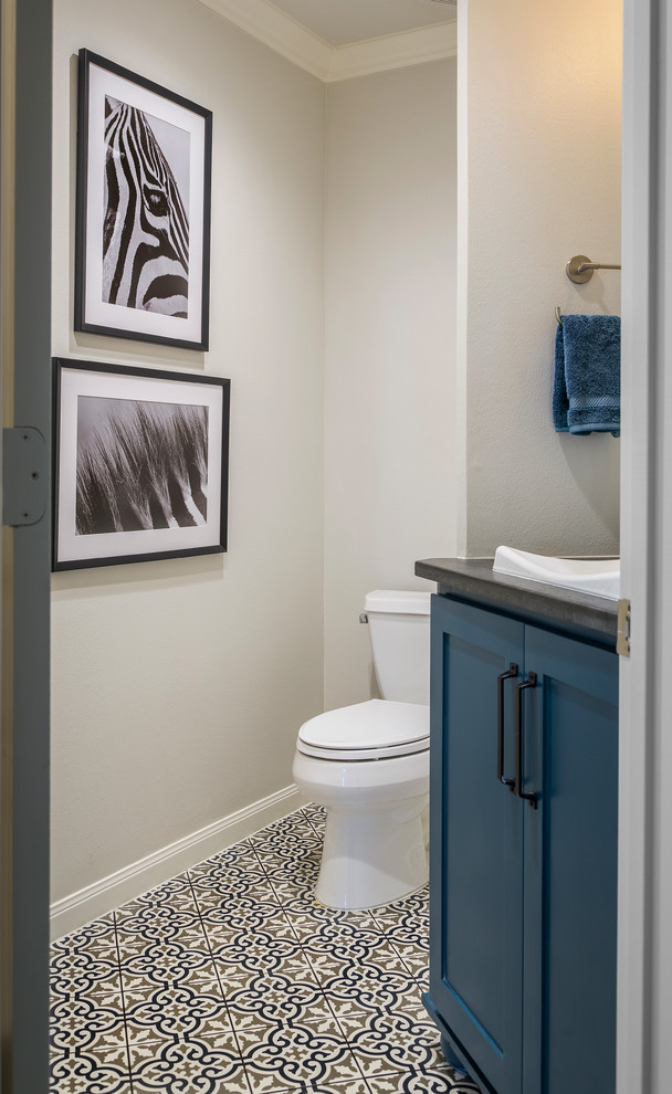 На фото: маленький туалет в стиле неоклассика (современная классика) с фасадами в стиле шейкер, синими фасадами, унитазом-моноблоком, серыми стенами, полом из керамической плитки, накладной раковиной, столешницей из бетона, разноцветным полом, серой столешницей и напольной тумбой для на участке и в саду