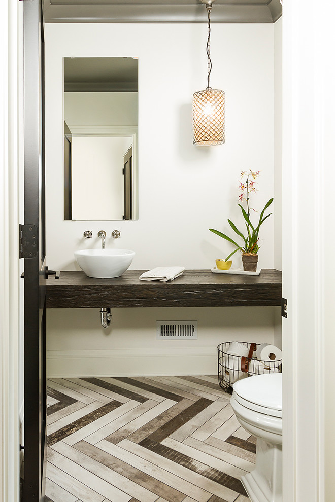 Idee per un bagno di servizio classico di medie dimensioni con pareti bianche, pavimento in gres porcellanato, lavabo a bacinella, top in legno e pavimento grigio
