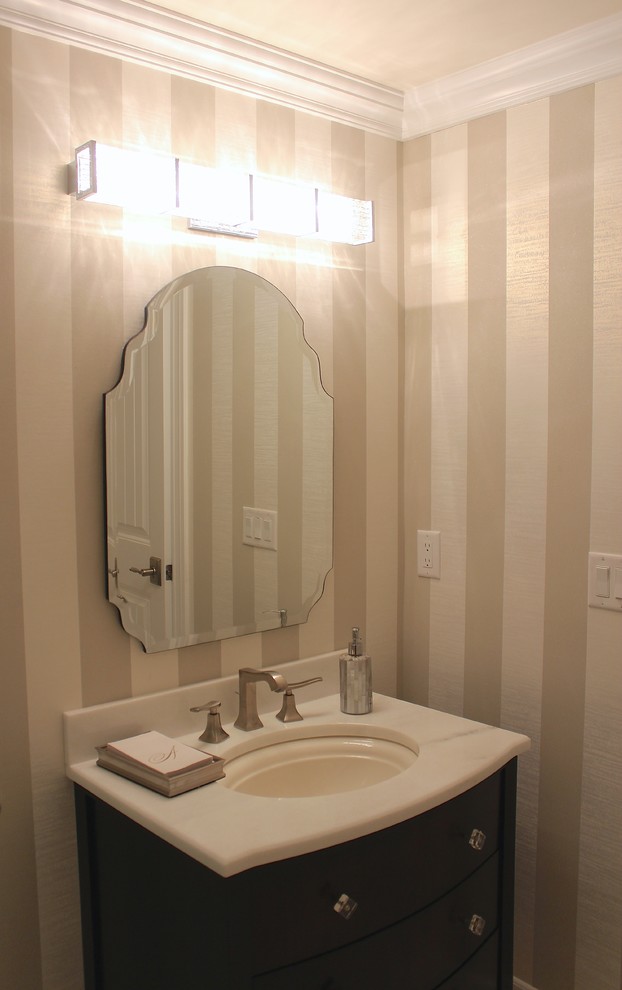 Idéer för ett mellanstort klassiskt toalett, med skåp i mörkt trä, granitbänkskiva, grå kakel, beige väggar och marmorgolv