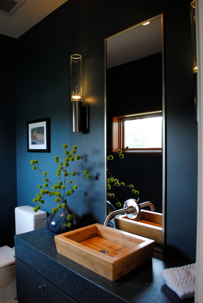 Idee per un bagno di servizio minimalista con top blu