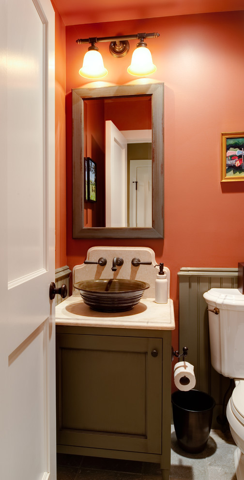 ボルチモアにある低価格の小さなトラディショナルスタイルのおしゃれなトイレ・洗面所 (ベッセル式洗面器、緑のキャビネット、一体型トイレ	、落し込みパネル扉のキャビネット) の写真