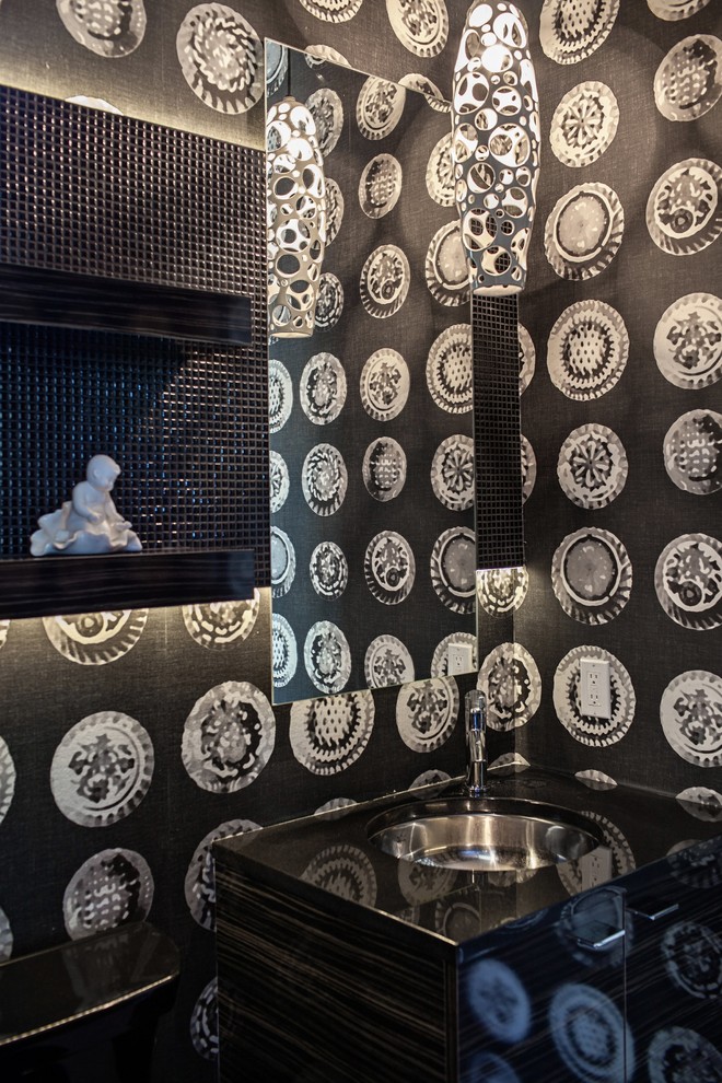 На фото: туалет в современном стиле с плиткой мозаикой