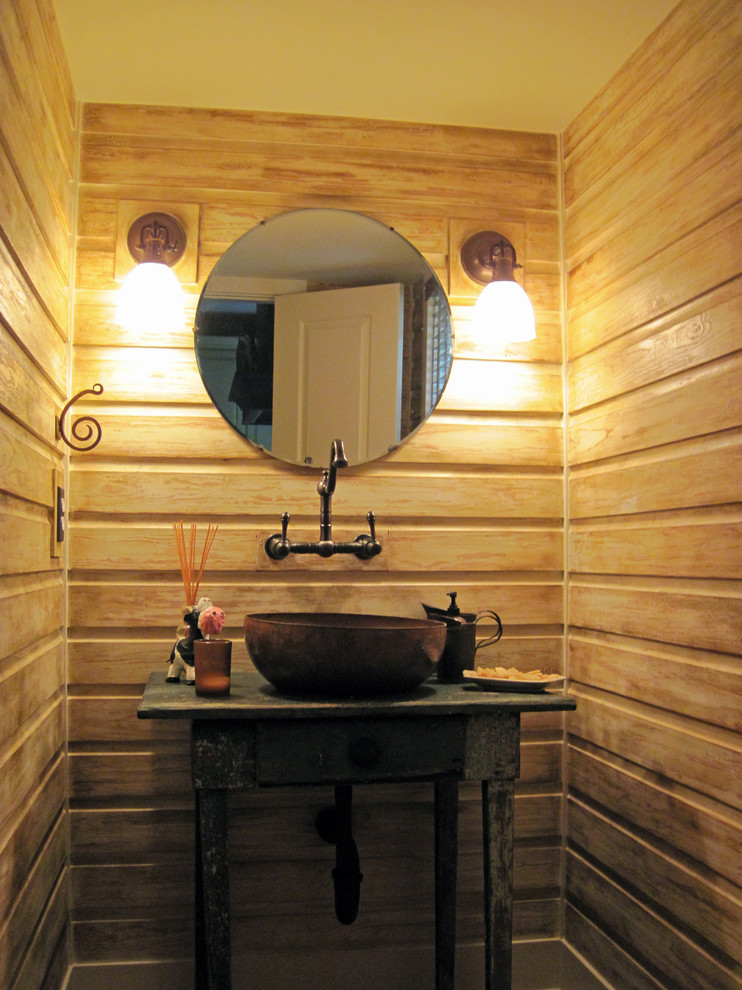 Idee per un piccolo bagno di servizio tradizionale con lavabo a bacinella, top in legno, WC a due pezzi, pareti beige e top nero