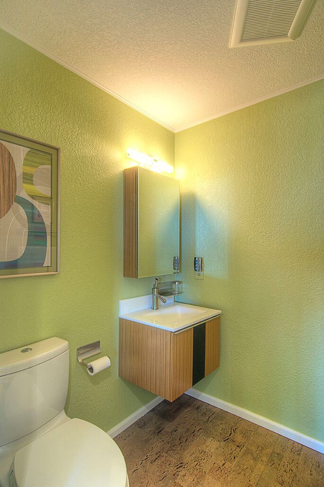 Kleine Moderne Gästetoilette mit flächenbündigen Schrankfronten, braunen Schränken, grüner Wandfarbe, Korkboden und integriertem Waschbecken in Seattle