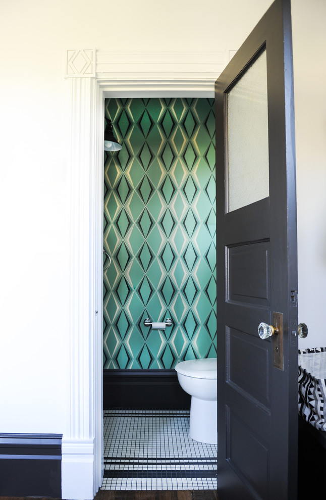 Ejemplo de aseo ecléctico pequeño con paredes verdes, suelo con mosaicos de baldosas, lavabo suspendido y suelo blanco