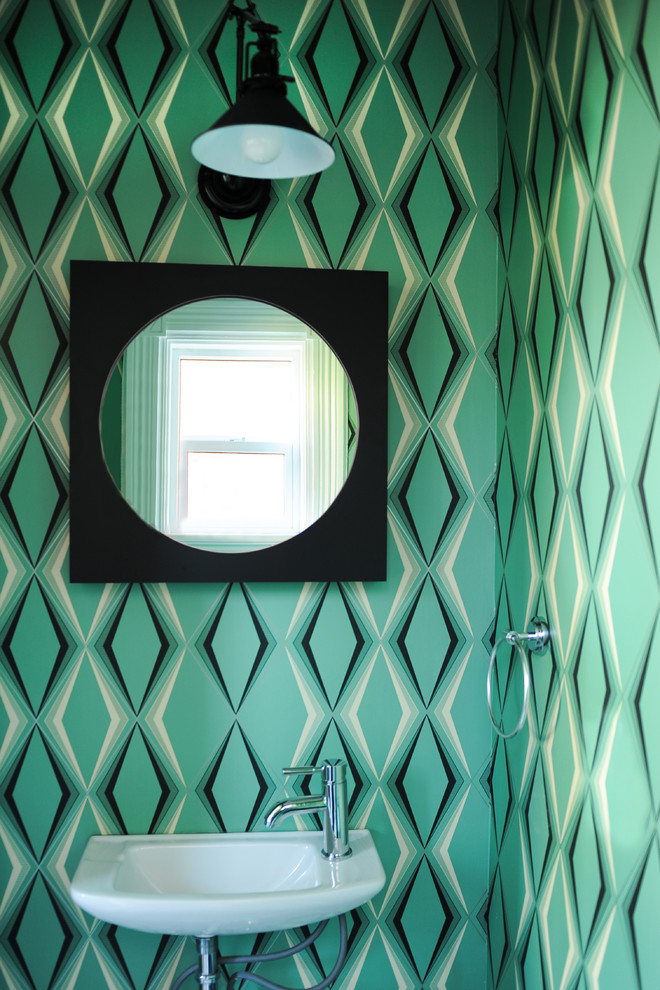 Идея дизайна: маленький туалет в стиле фьюжн с зелеными стенами, полом из мозаичной плитки, подвесной раковиной и белым полом для на участке и в саду