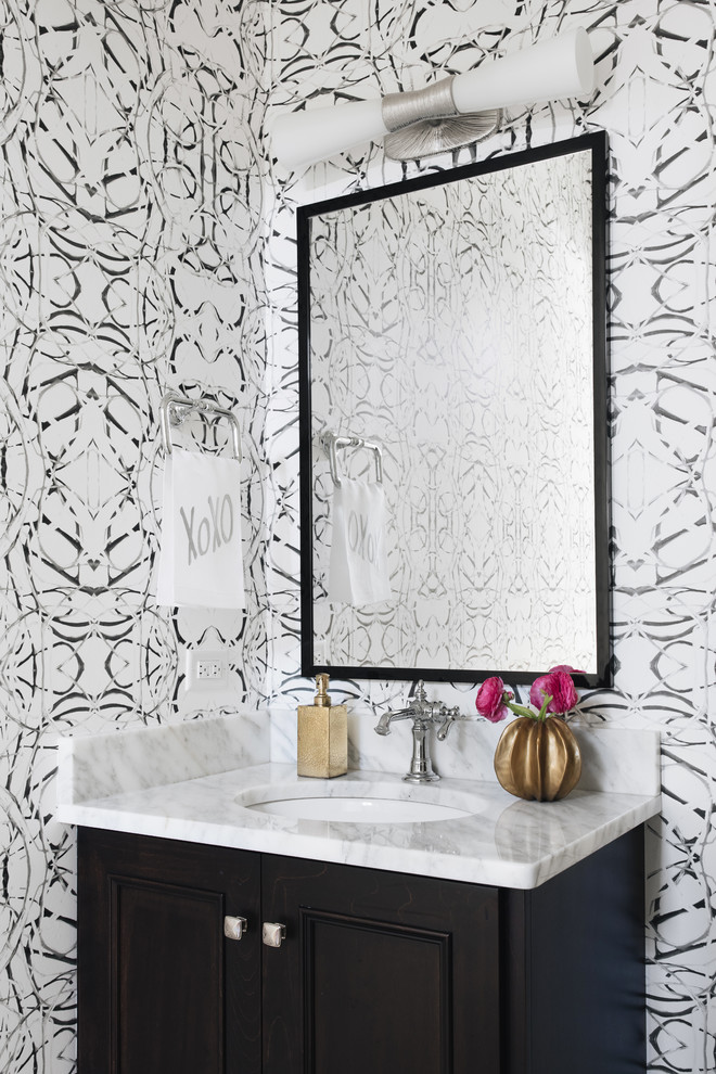 Inspiration för ett vintage flerfärgad flerfärgat toalett, med luckor med infälld panel, skåp i mörkt trä, flerfärgade väggar och ett undermonterad handfat