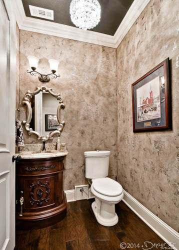 Источник вдохновения для домашнего уюта: туалет в классическом стиле с фасадами с выступающей филенкой, темными деревянными фасадами, инсталляцией, темным паркетным полом, врезной раковиной и столешницей из гранита