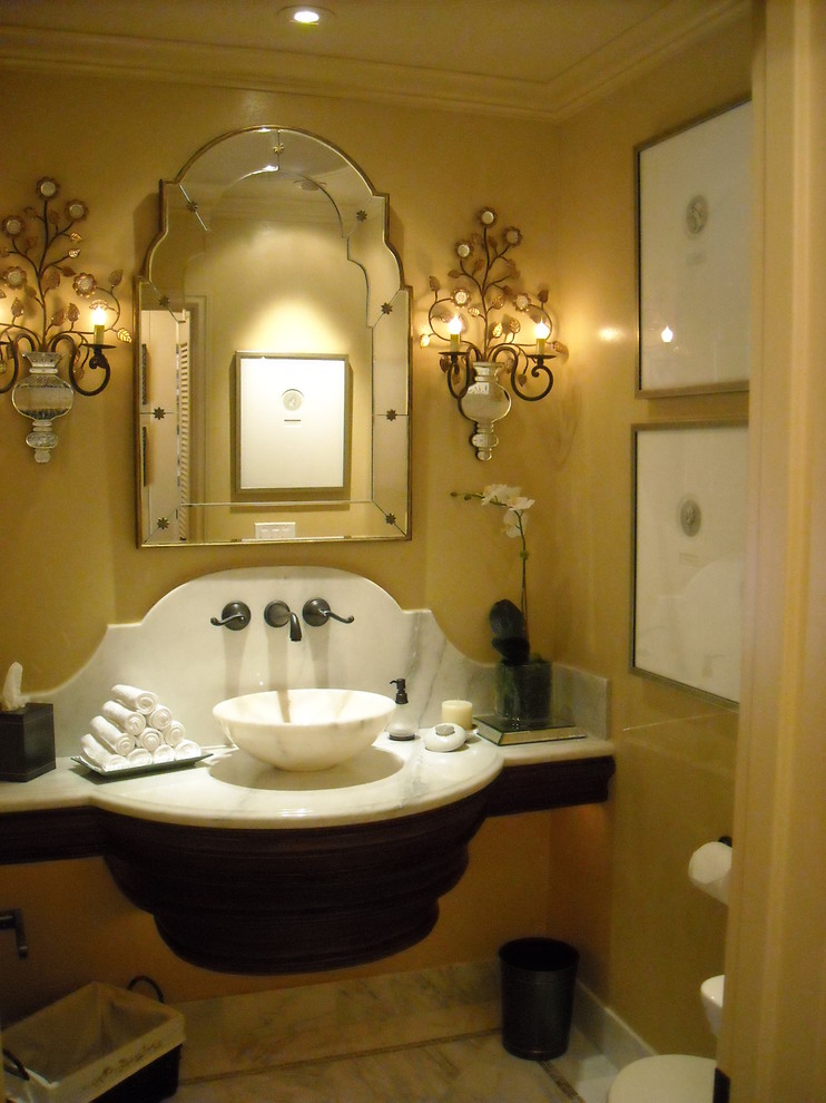 Ispirazione per un piccolo bagno di servizio tradizionale con lavabo a bacinella, top in marmo, pavimento in marmo e pareti gialle