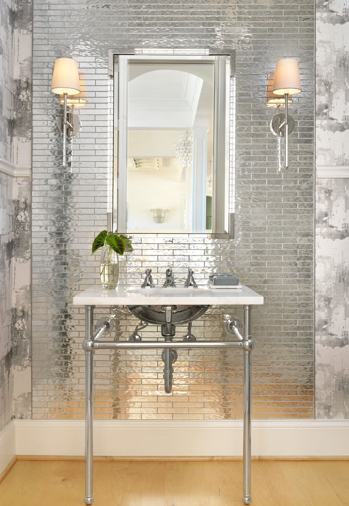 Esempio di un bagno di servizio chic di medie dimensioni con parquet chiaro, piastrelle in metallo, lavabo a consolle e pavimento beige