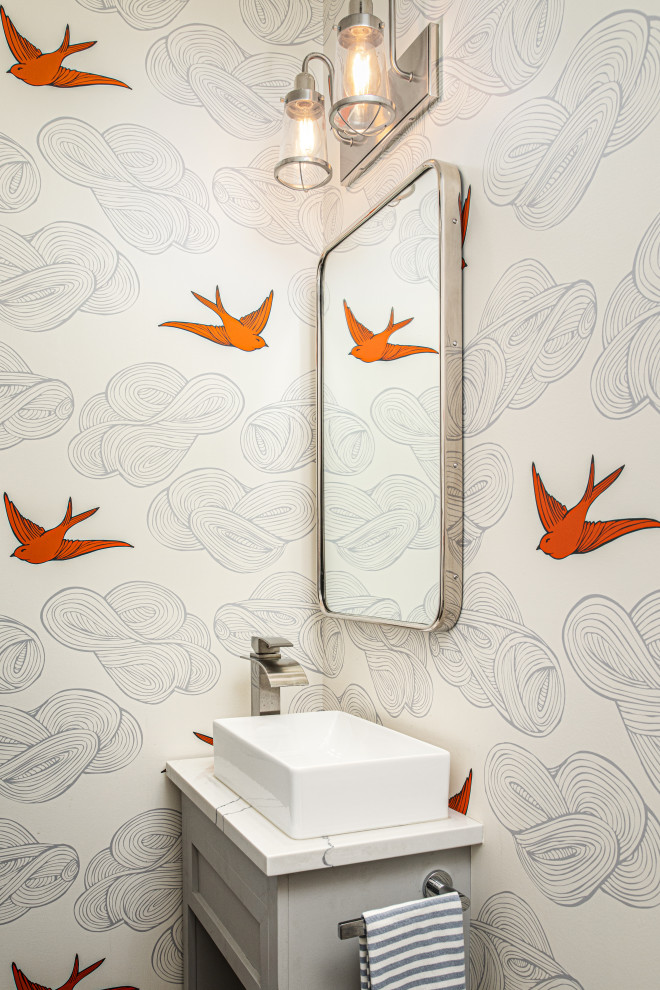 Immagine di un bagno di servizio tradizionale con ante in stile shaker, ante grigie, lavabo a bacinella, top in quarzo composito e top bianco