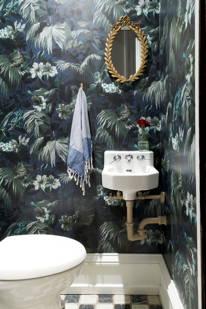 На фото: туалет в стиле фьюжн с разноцветными стенами, подвесной раковиной и разноцветным полом