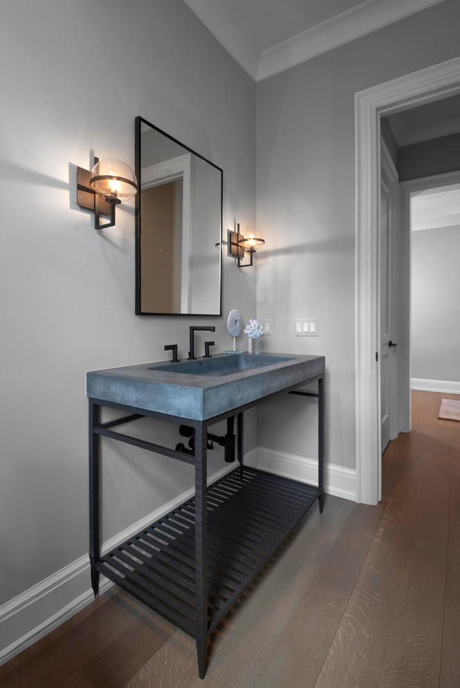 Mittelgroße Klassische Gästetoilette mit grauer Wandfarbe, braunem Holzboden, Einbauwaschbecken, braunem Boden und blauer Waschtischplatte in Detroit