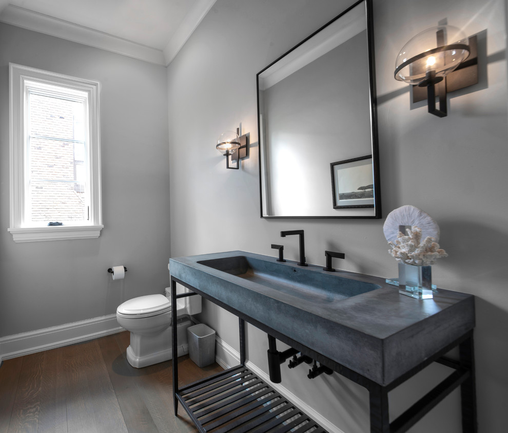 Foto på ett mellanstort vintage blå toalett, med grå väggar, mellanmörkt trägolv, ett nedsänkt handfat, brunt golv, grå kakel och bänkskiva i kvartsit
